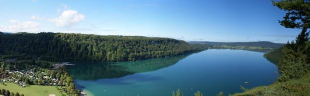 Le lac Chalain vue vers l'ouest depuis le belvédère de Fontenu